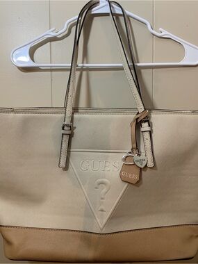 GUESS Beige Two-Tone Tote with Logo Charm